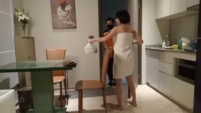 巨乳短发御姐勾引外卖小哥，丰满大奶诱惑